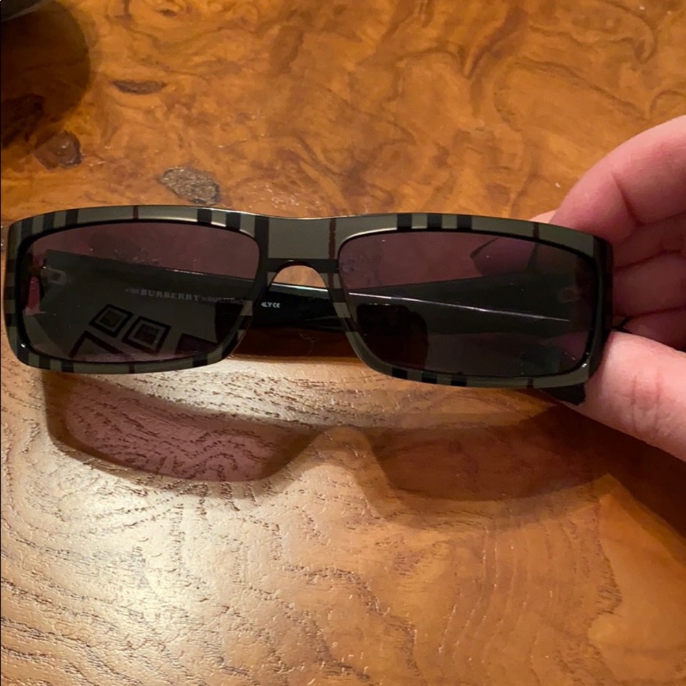 Burberry sunglasses - plaid frame - Picture 3 of 9